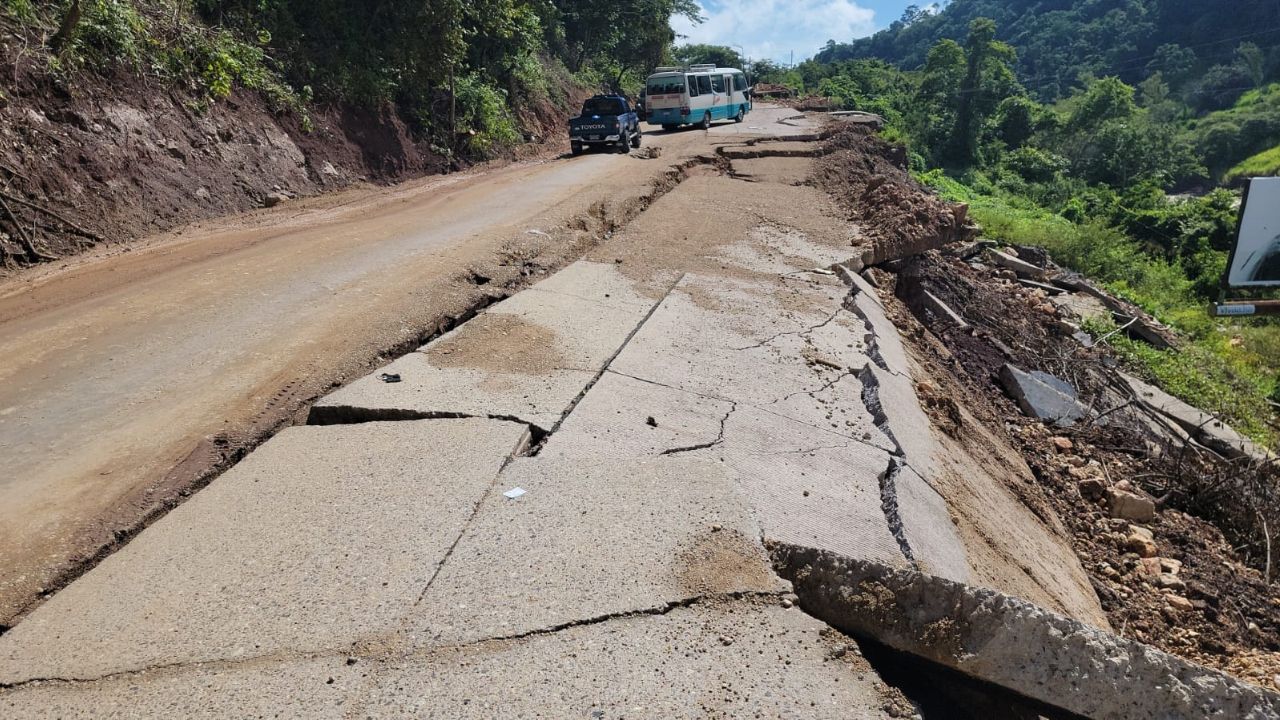 Imagen Principal de Nota: A punto de quedar incomunicada Copán Ruinas por hundimientos en carretera