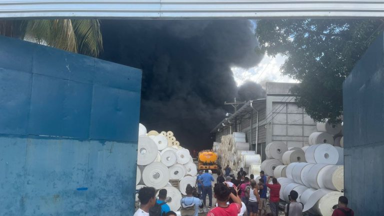 Imagen Principal de Nota: Voraz incendio consume fábrica en Choloma; bomberos ya se encuentran en la zona