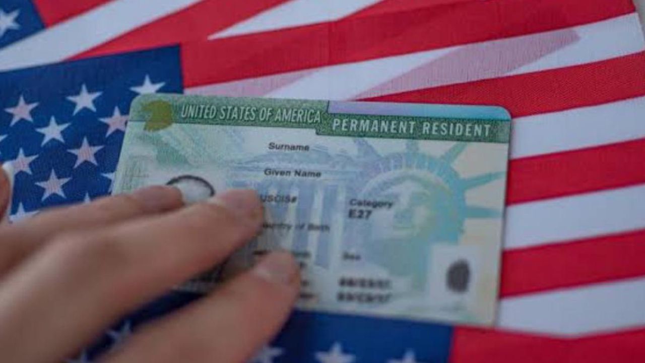 Imagen Principal de Nota: Honduras queda excluida de la lotería de visas por segundo año consecutivo; experto explica la razón