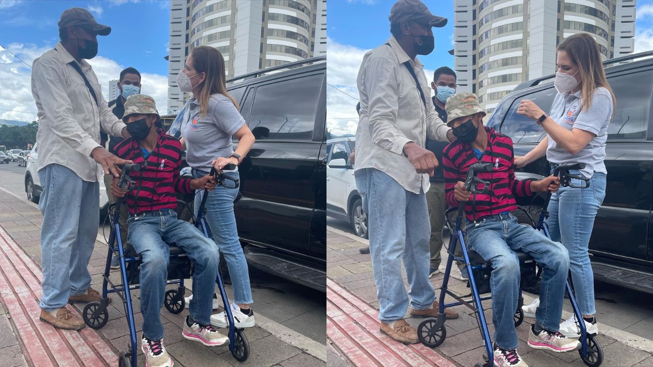 Imagen Principal de Nota: Padre que llegó con su hijo discapacitado al Sábado Solidario de TVC-EU y tunota fue beneficiado con un andador