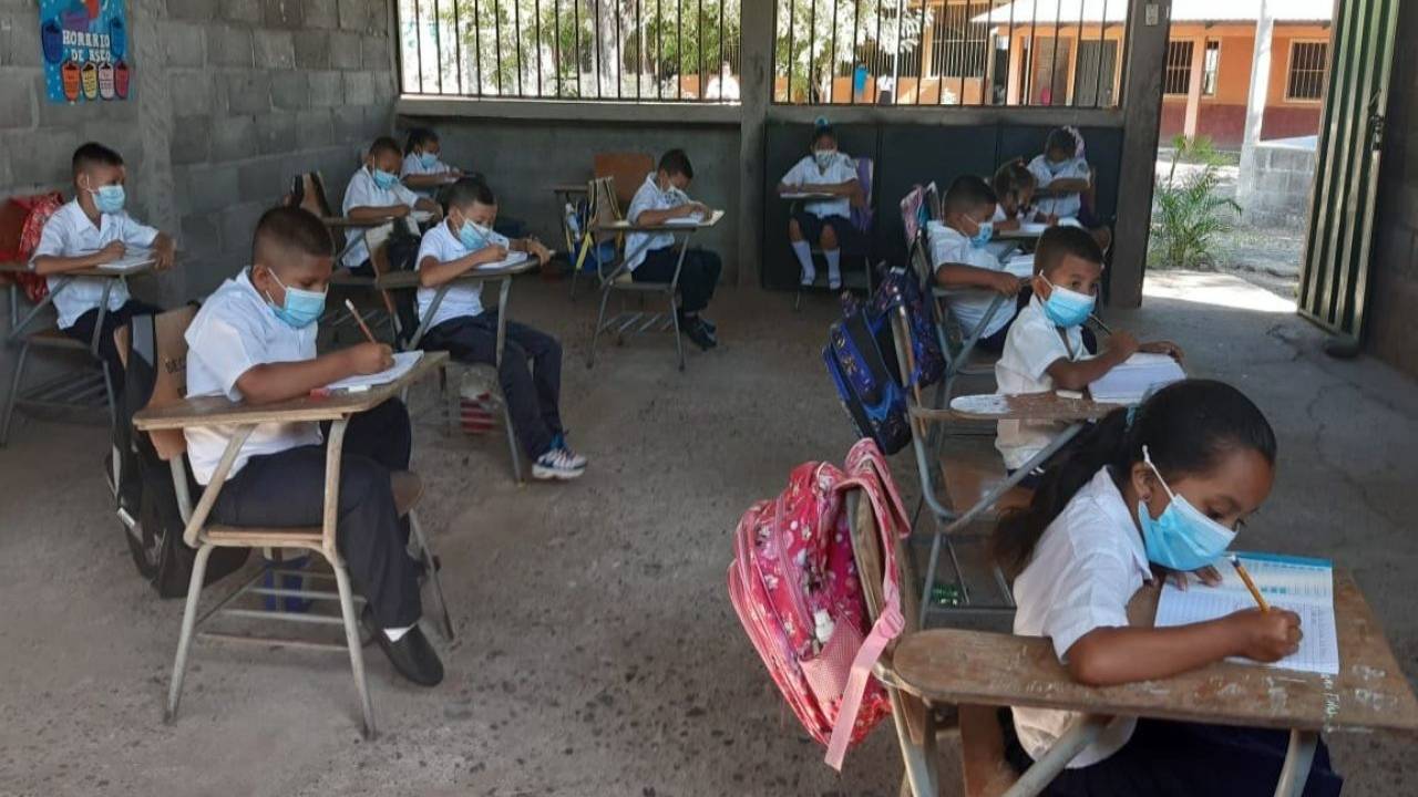 Imagen Principal de Nota: Gobierno suspende clases este viernes por lluvias; centros educativos serán albergues