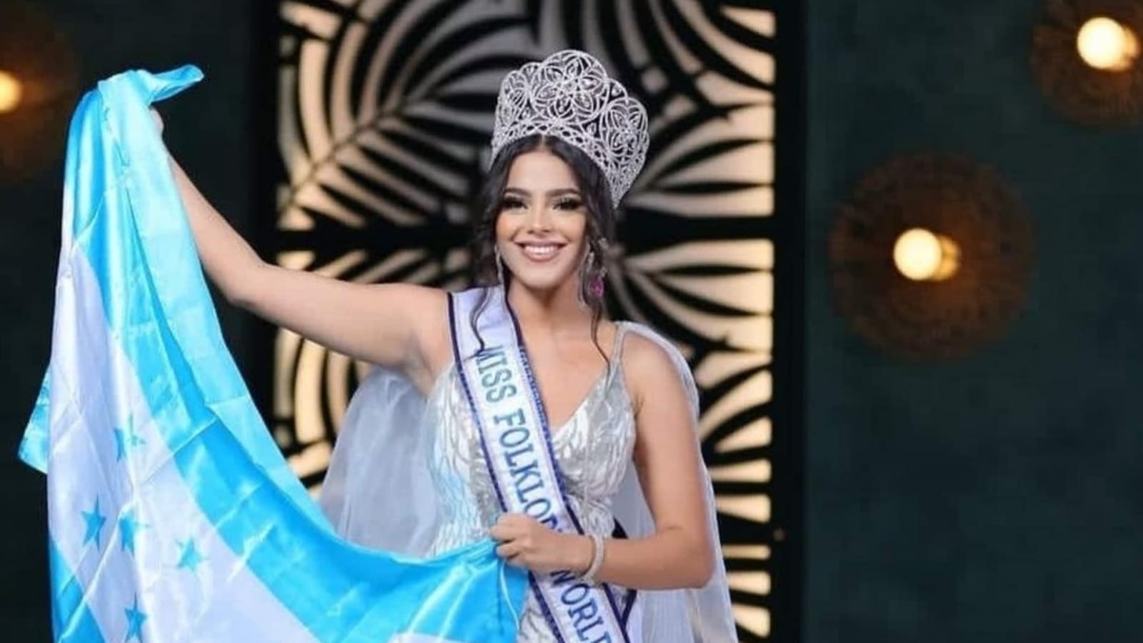 Imagen de Coronan a la hondureña Gissel Cáceres como la reina del Miss Folklore World 2023