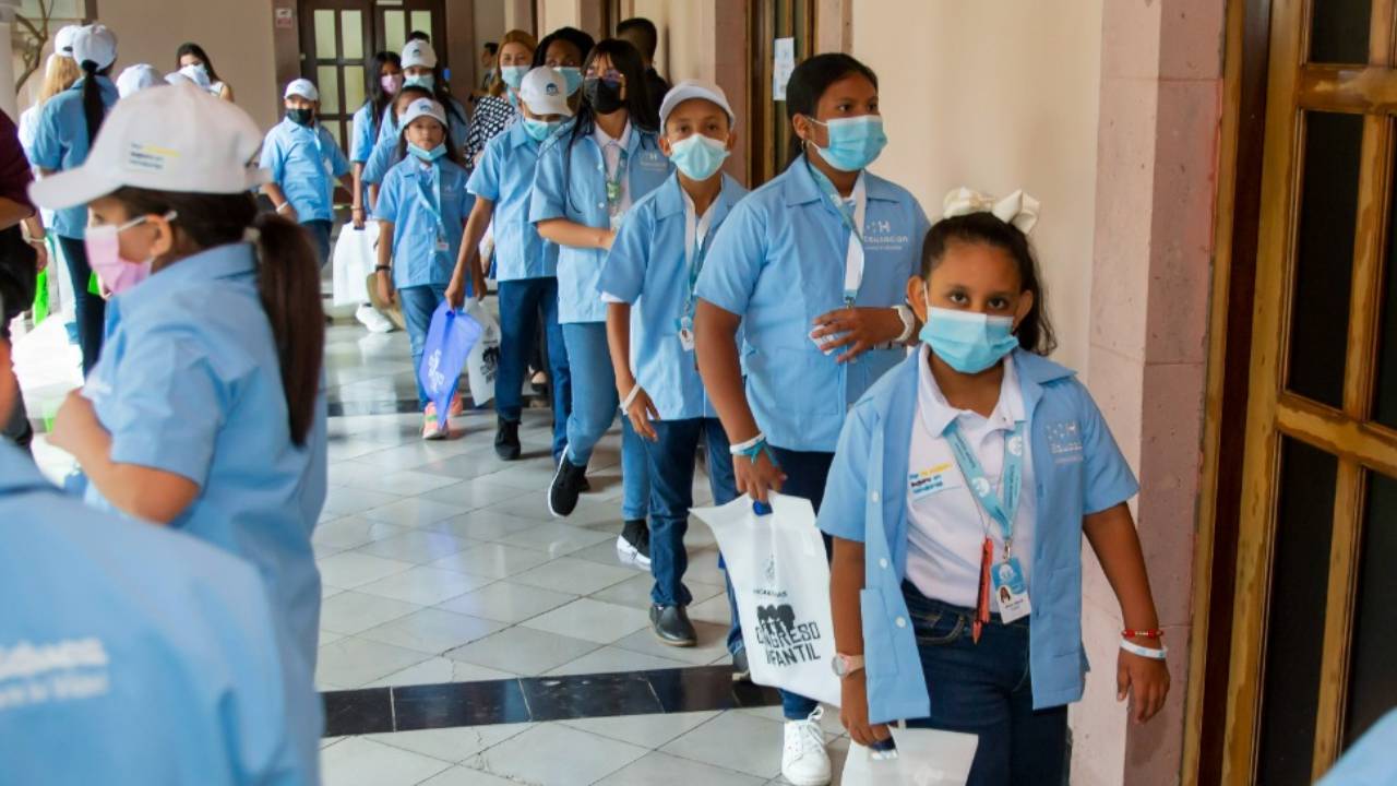 Imagen de ¿Quién proveerá las gabachas escolares obligatorias desde 2023?