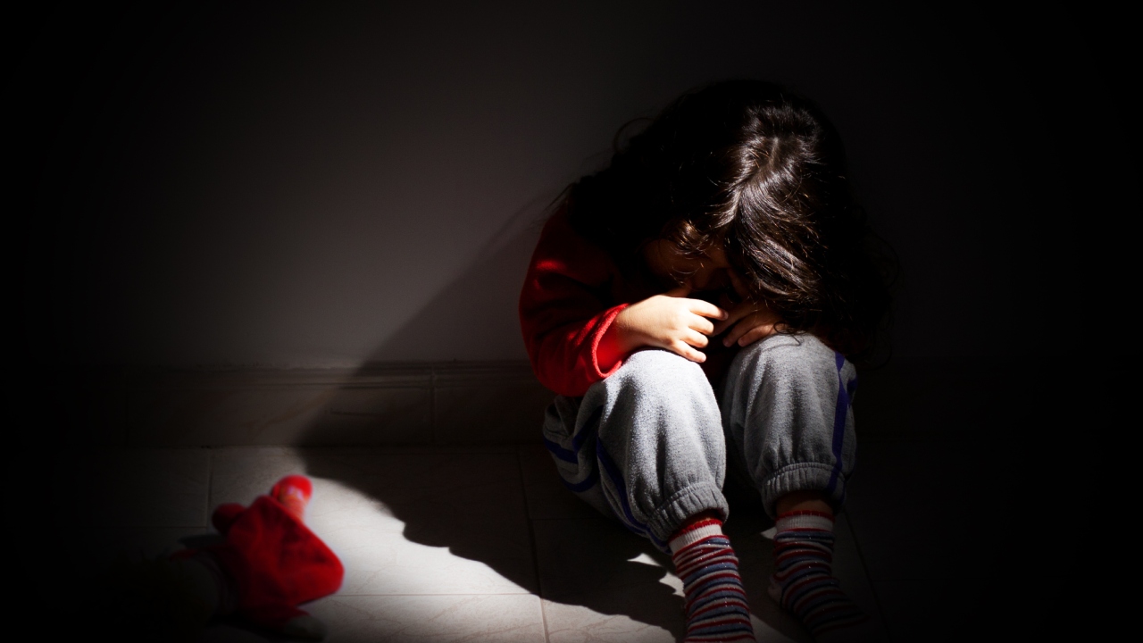 Imagen Principal de Nota: LM5: Mi padrastro me toca y mi mamá no me cree