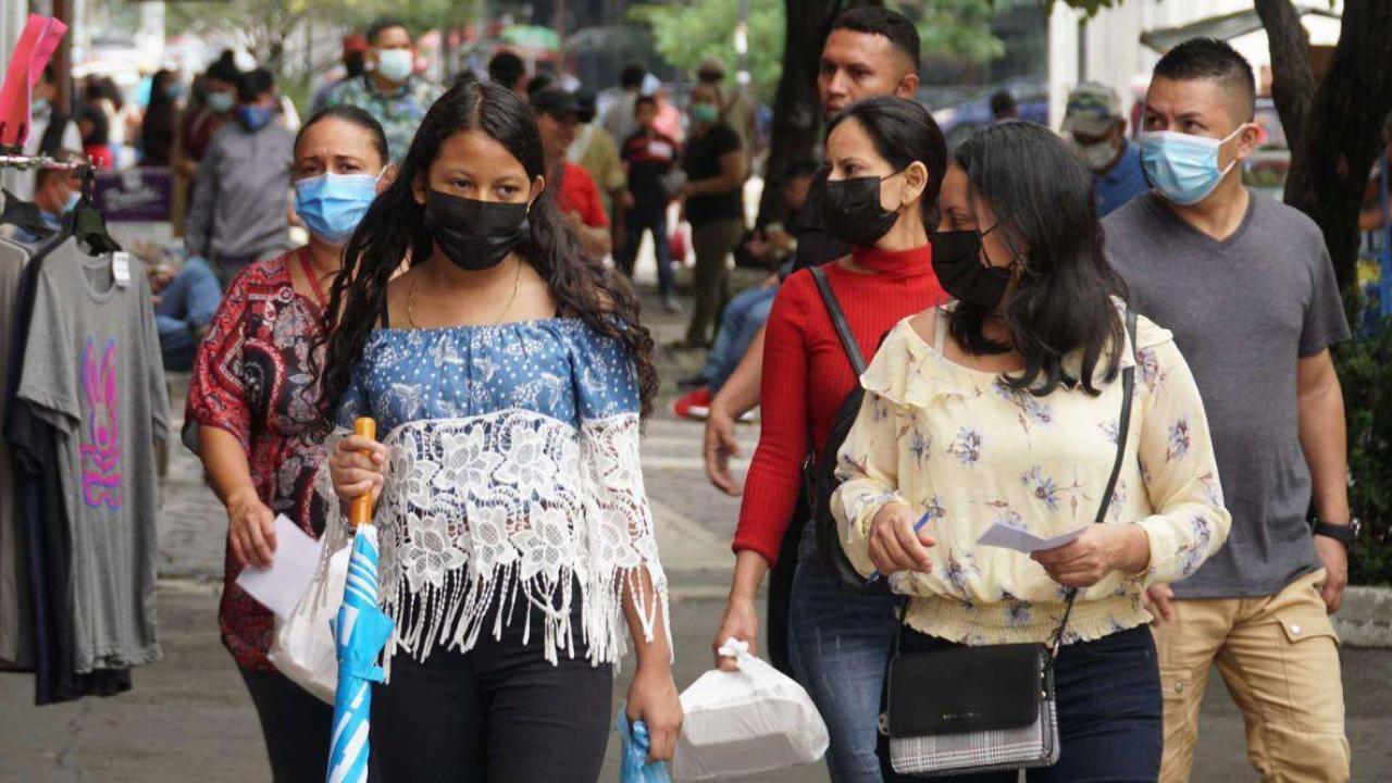 Imagen Principal de Nota: ¿Por qué recomiendan no usar mascarillas quirúrgicas ante ola de casos covid por variante 'perro del infierno'?