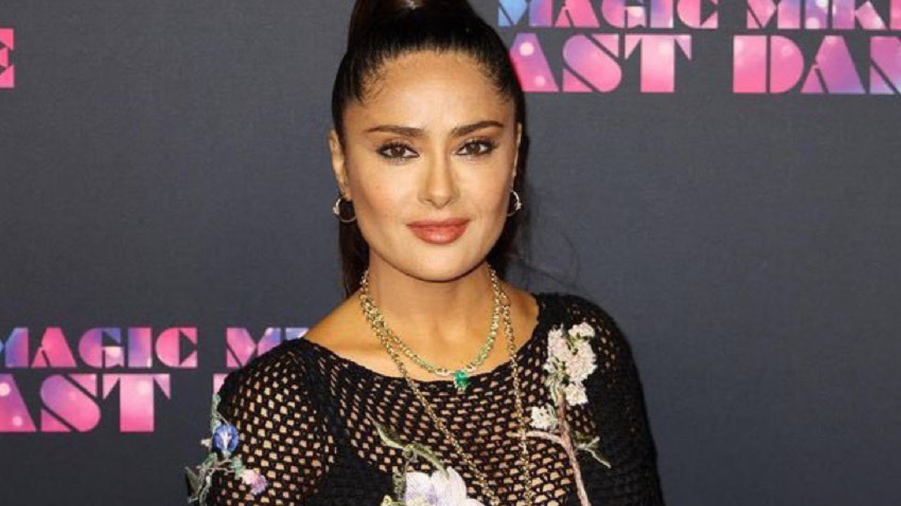 Imagen de Salma Hayek derrocha sensualidad con un atrevido vestido
