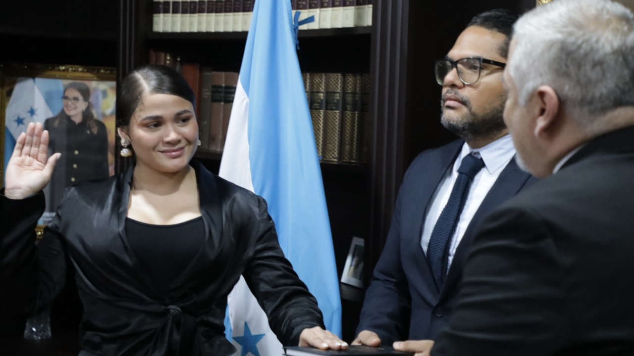 Imagen Principal de Nota: Juramentan a Cesia Saénz como Embajadora Honoraria del Arte y la Cultura de Honduras en México