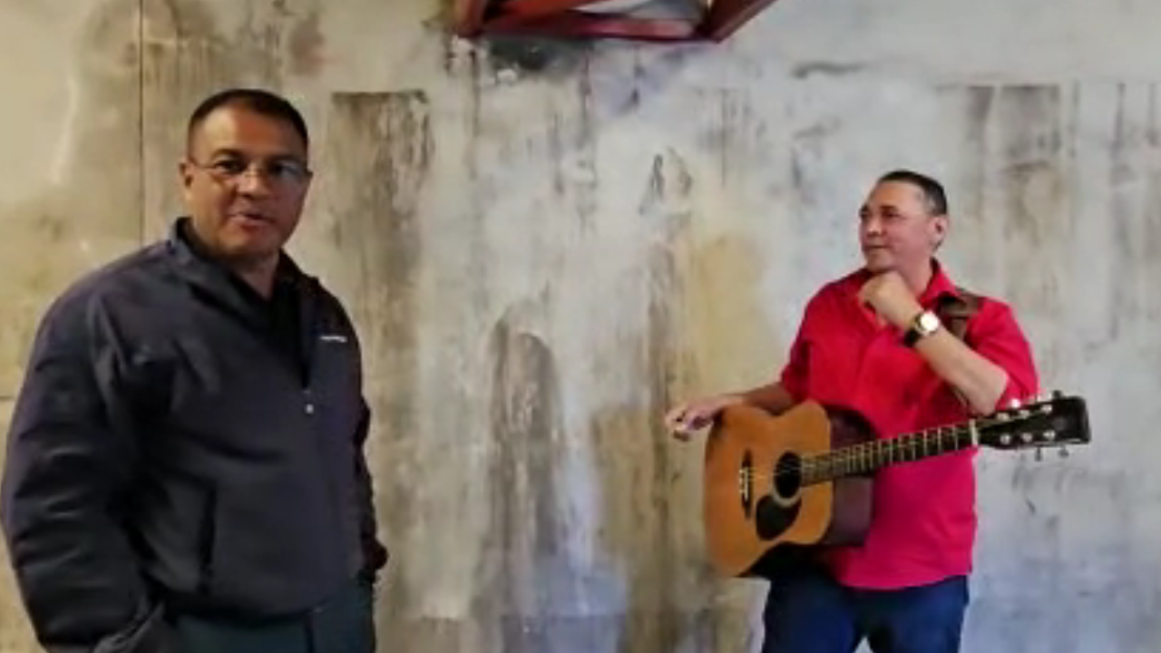 Imagen Principal de Nota: Rosendo García se sorprende al escuchar a cantante hondureño en túnel peatonal