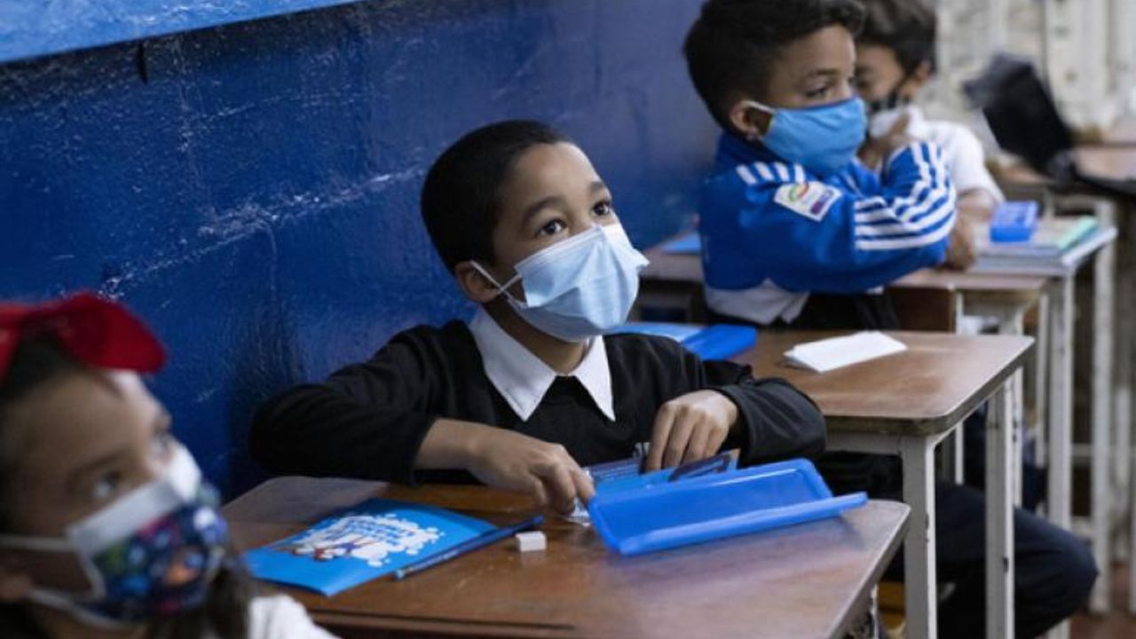 Imagen Principal de Nota: Uso de mascarillas será obligatorio en las escuelas