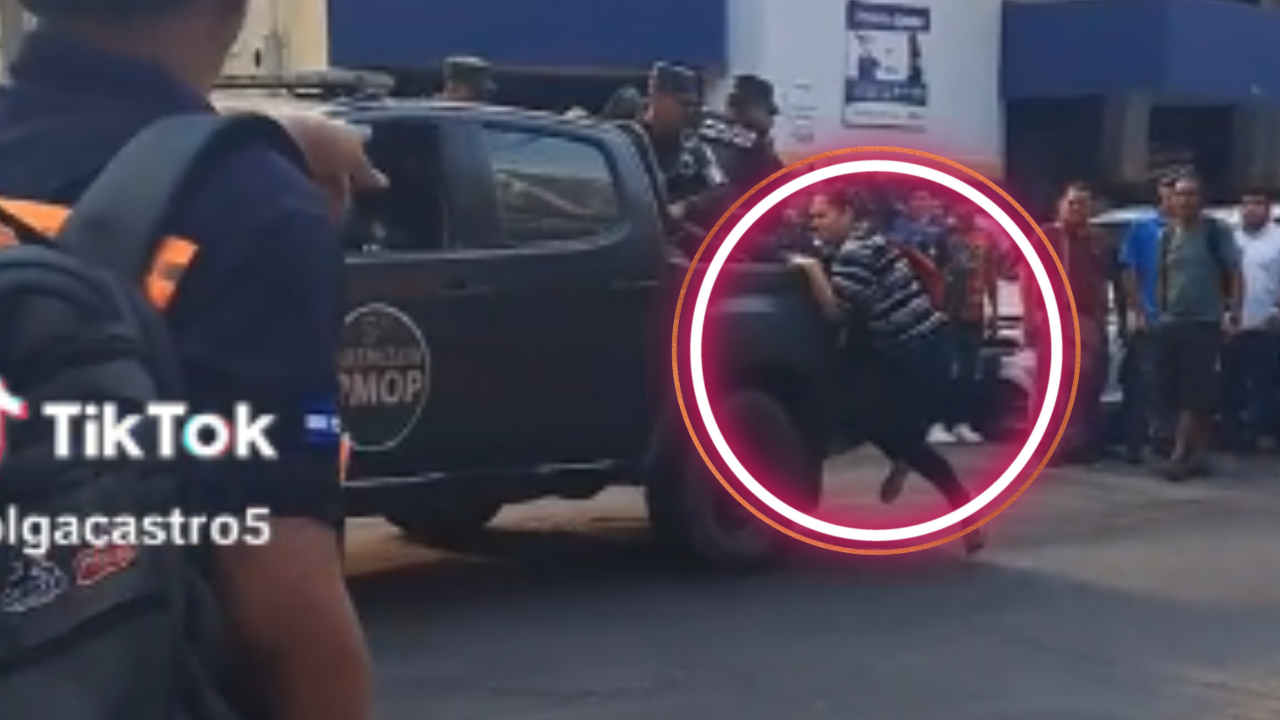 Imagen de Hondureña se viraliza por correr tras patrulla que se llevó detenido a su pareja