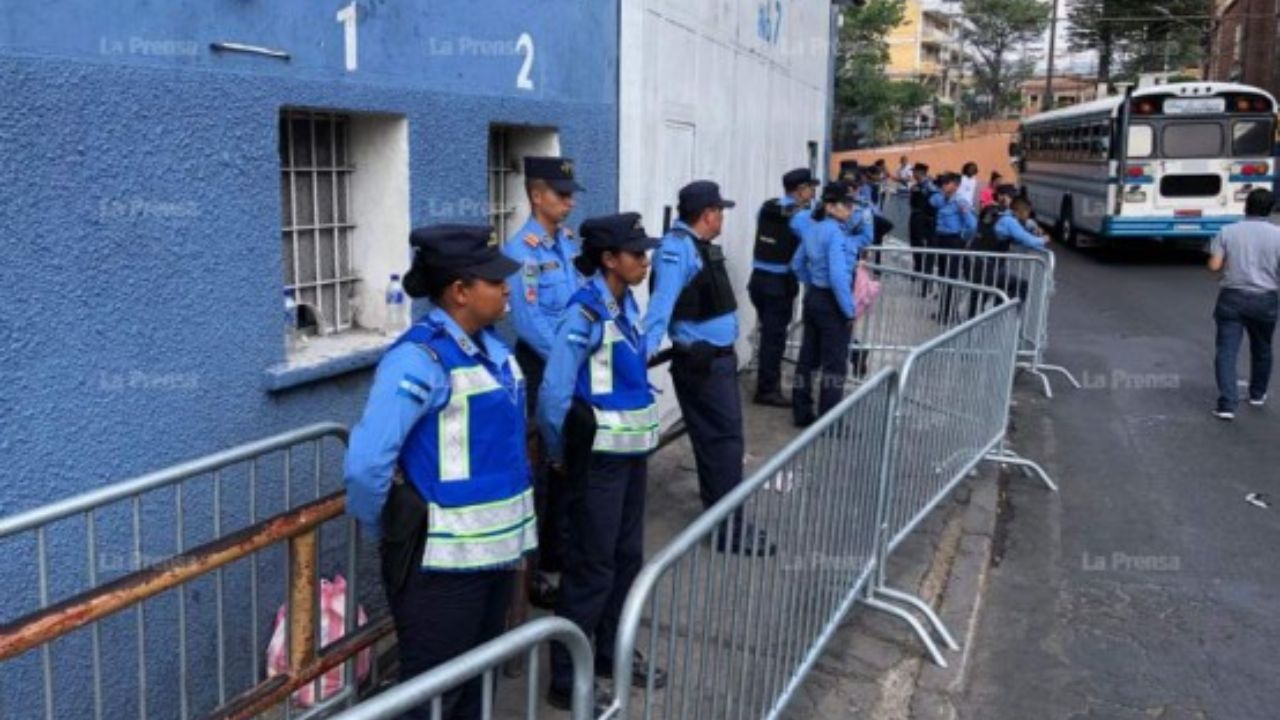 Imagen Principal de Nota: Seguridad en la final Olimpia vs. Olancho: habrá unos 1,200 policías en el Chelato Uclés