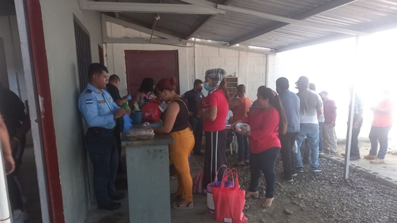 Imagen Principal de Nota: Autorizan visitas en centros penales para celebrar Día de la Madre, a excepción de 'El Pozo' y 'La Tolva'