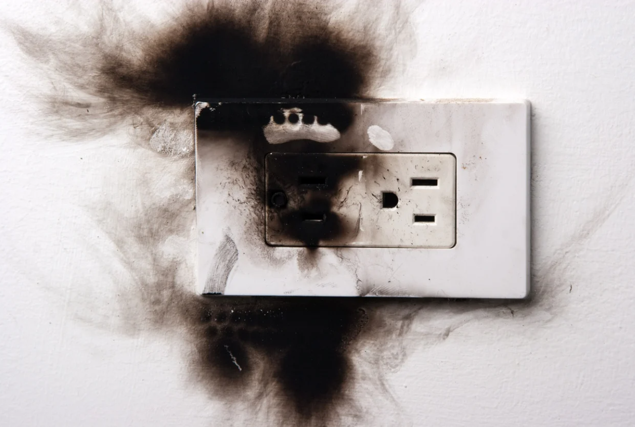 Imagen Principal de Nota: 5 consejos para evitar que tus aparatos se quemen durante los cortes de energía eléctrica