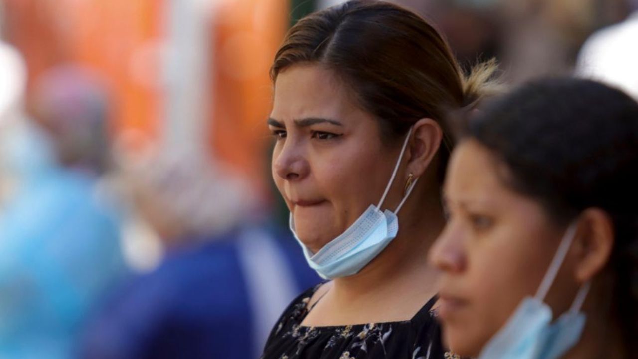 Imagen Principal de Nota: Salud recomienda usar mascarilla ante incremento de casos de covid en Honduras