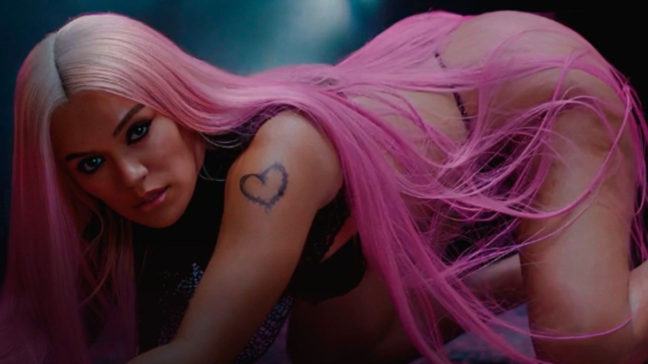 Imagen Principal de Nota: Karol G anuncia nuevo álbum con sensual video en bikini negro