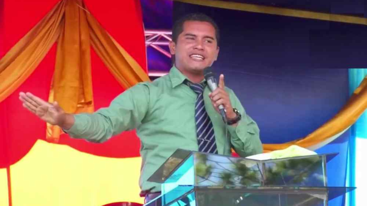 Imagen Principal de Nota: Pastor Carlos Rivas llama 'viejas mañosas y homicidas' a mujeres que planifican y afirma se van ir al infierno
