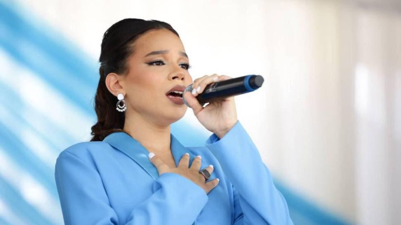 Imagen Principal de Nota: Independencia de Honduras: Angie Flores impresiona con su voz en San Pedro Sula