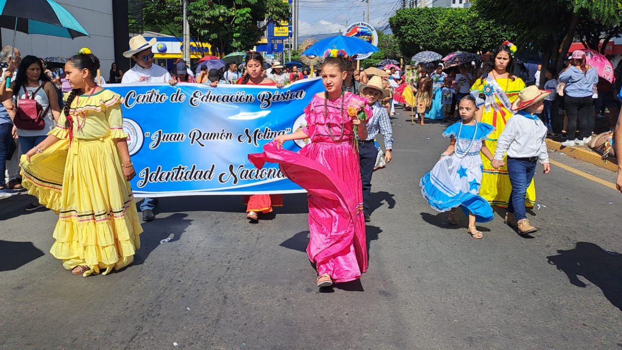 Imagen Principal de Nota: ¡Viva Honduras! Escuelas de educación primaria desfilan en diferentes zonas del país