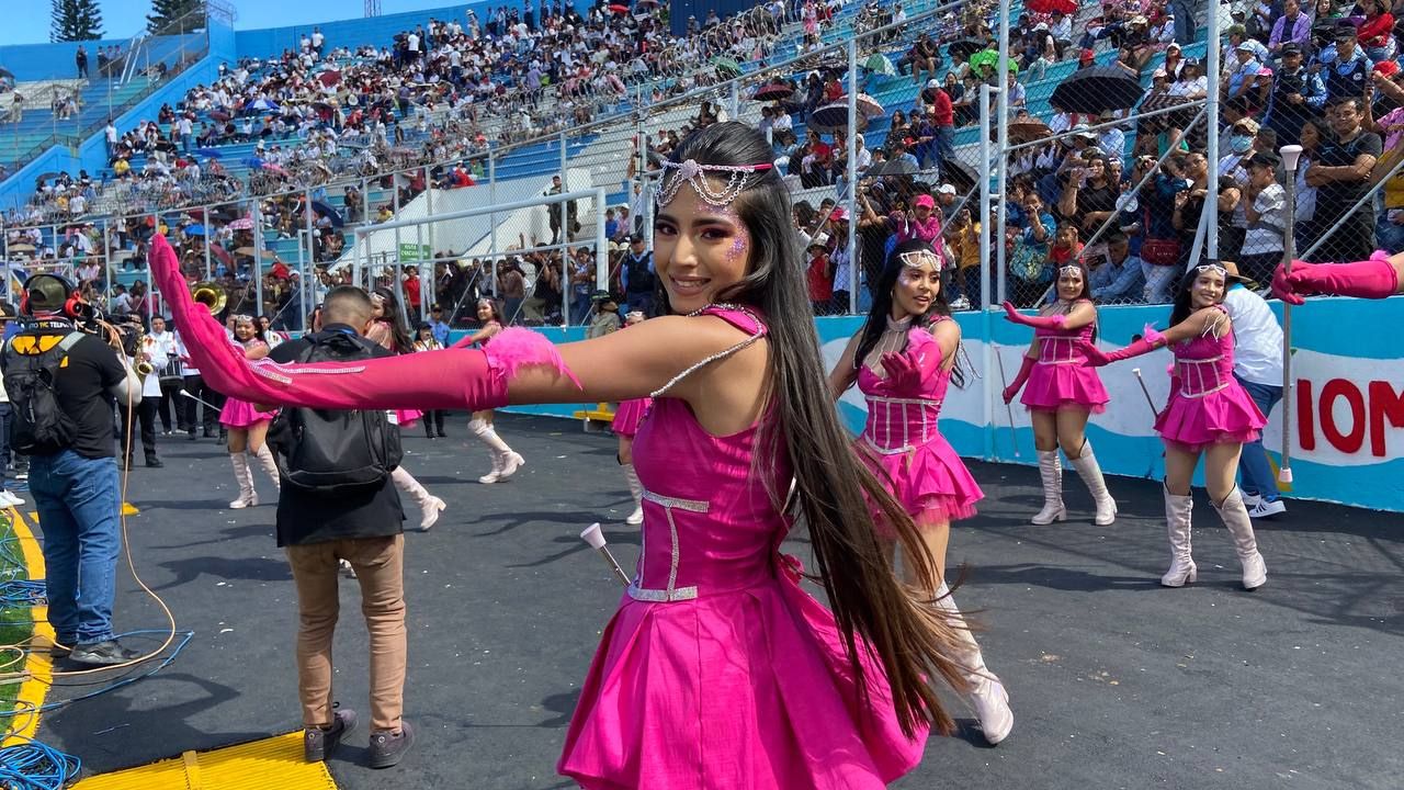 Imagen Principal de Nota: Esplendor rosado: hermosas palillonas del Instituto Moderno deslumbran en el desfile patrio 2023