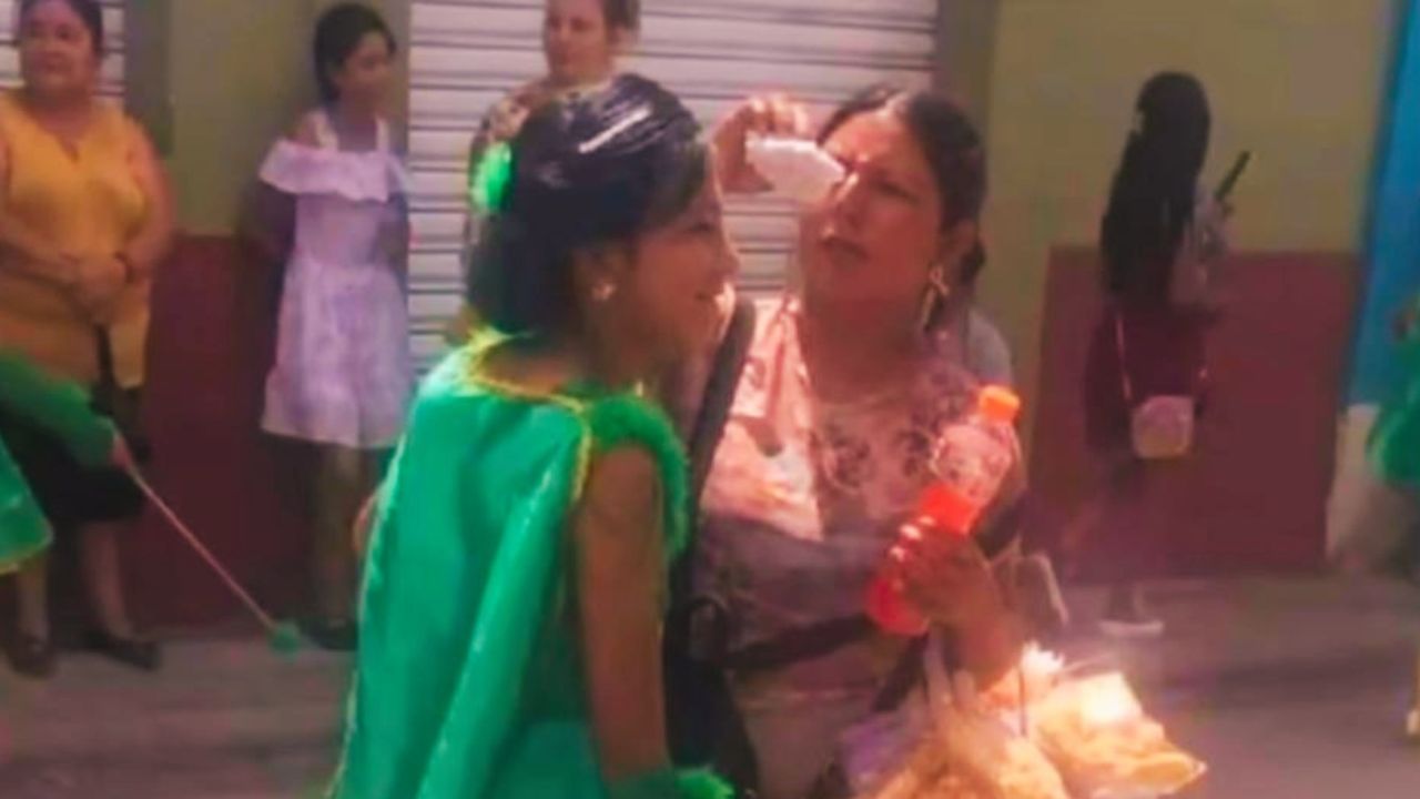 Imagen Principal de Nota: Vendedora ambulante demuestra su amor a su hija palillona durante desfiles en Honduras