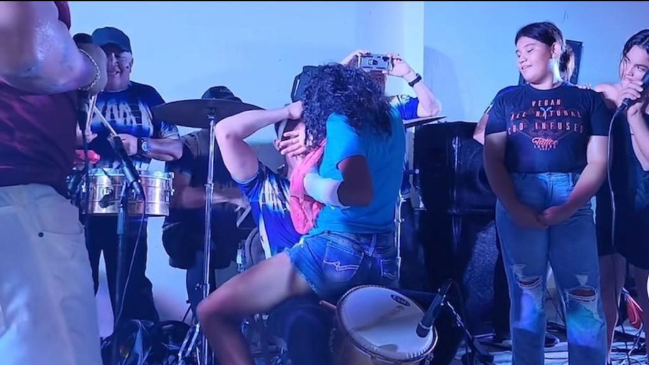 Imagen Principal de Nota: ¡Con un brazo fracturado! Amapalina realiza atrevido baile durante show de Los Hitsong
