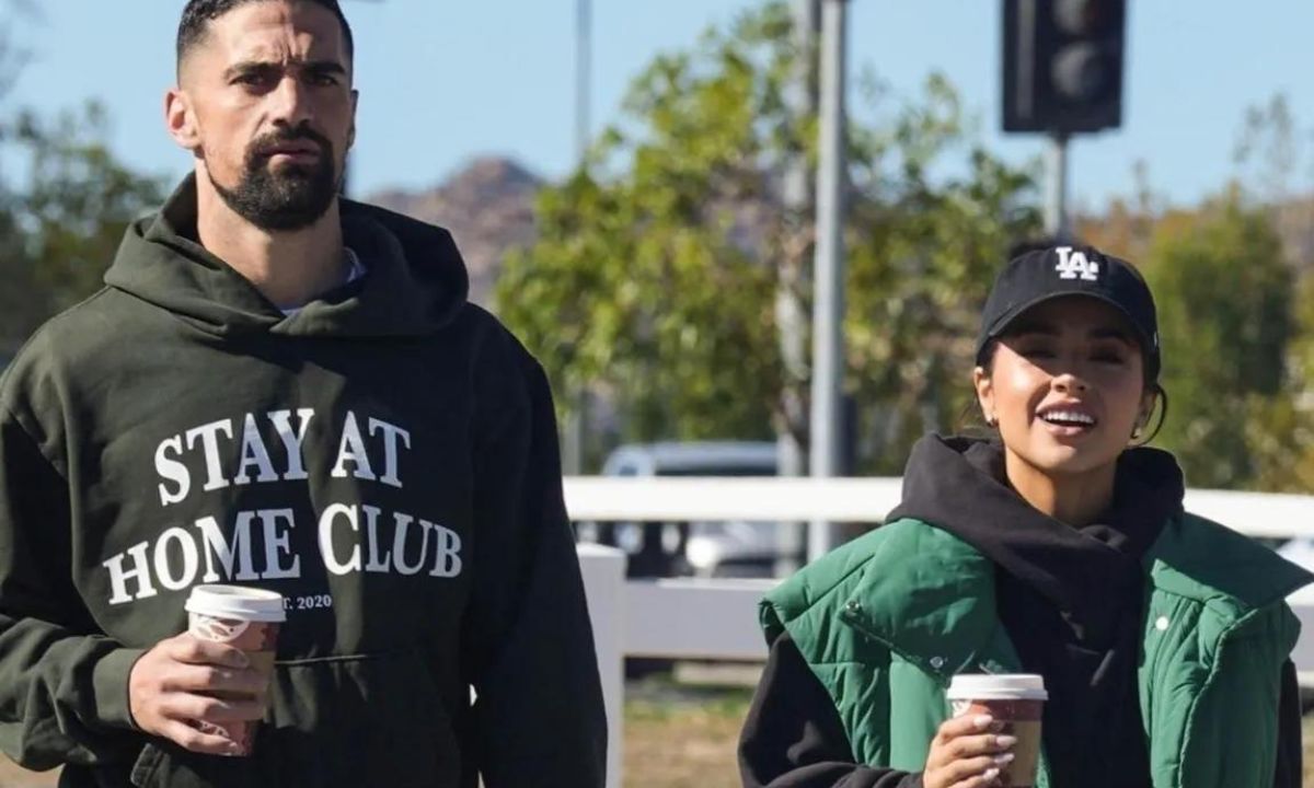 Imagen Principal de Nota: Becky G vuelve con su ex: captan a la pareja tras infidelidad de Sebastian Lletget