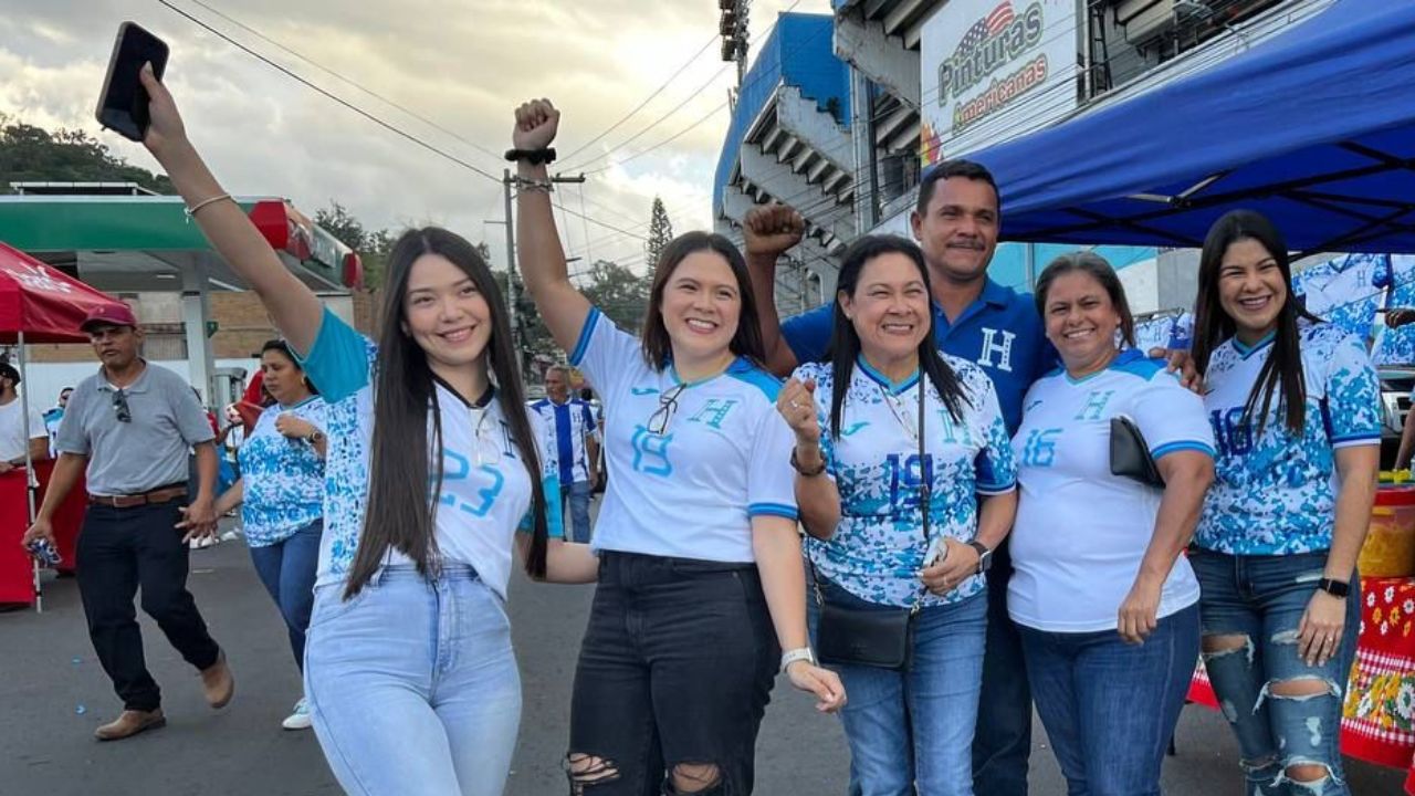 Imagen Principal de Nota: ¡Engalanan el 'Chelato Uclés'! Hondureñas roban suspiros previo al partido Honduras vs. México