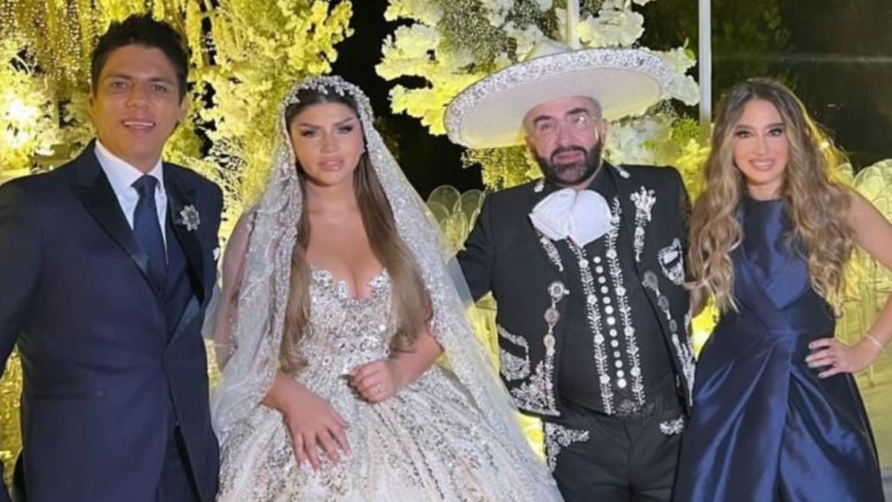 Imagen Principal de Nota: Radiante y elegante: el deslumbrante vestido de Mariana González en su boda con Vicente Fernández Jr