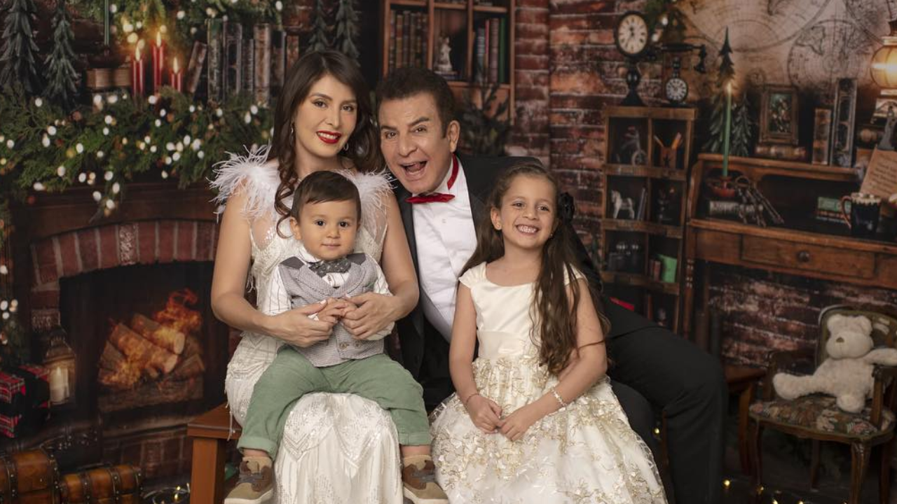 Imagen Principal de Nota: Salvador Nasralla y su familia transmiten un tierno mensaje para el fin de año