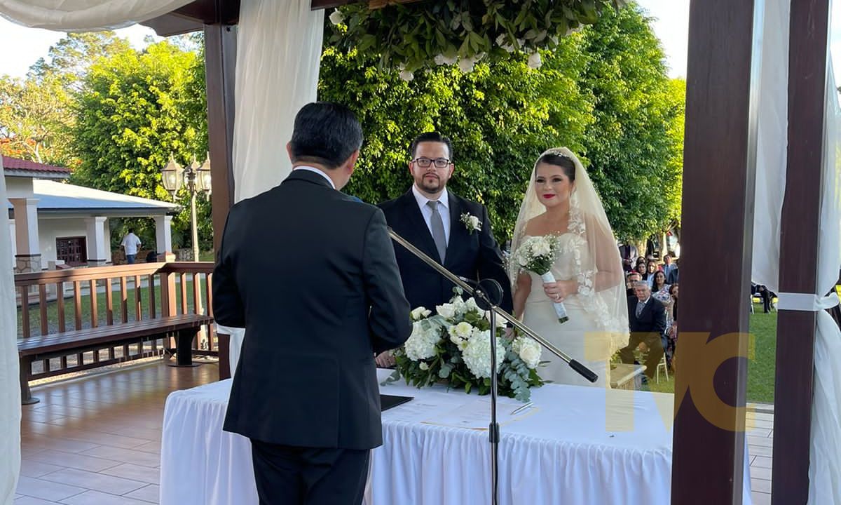 Imagen Principal de Nota: EXCLUSIVA: Así fue la boda de Jacky Redondo