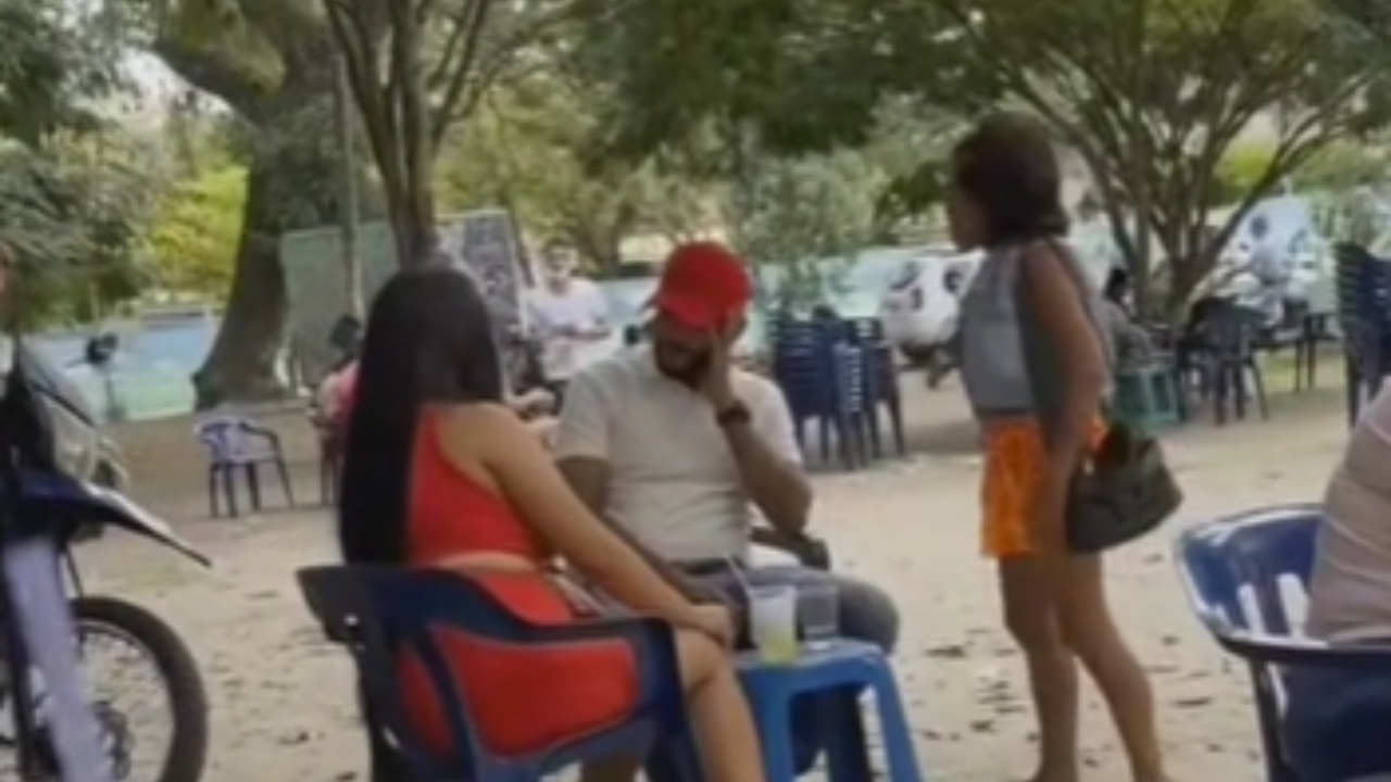Imagen Principal de Nota: Video de señora peleando su colágeno se viraliza en redes