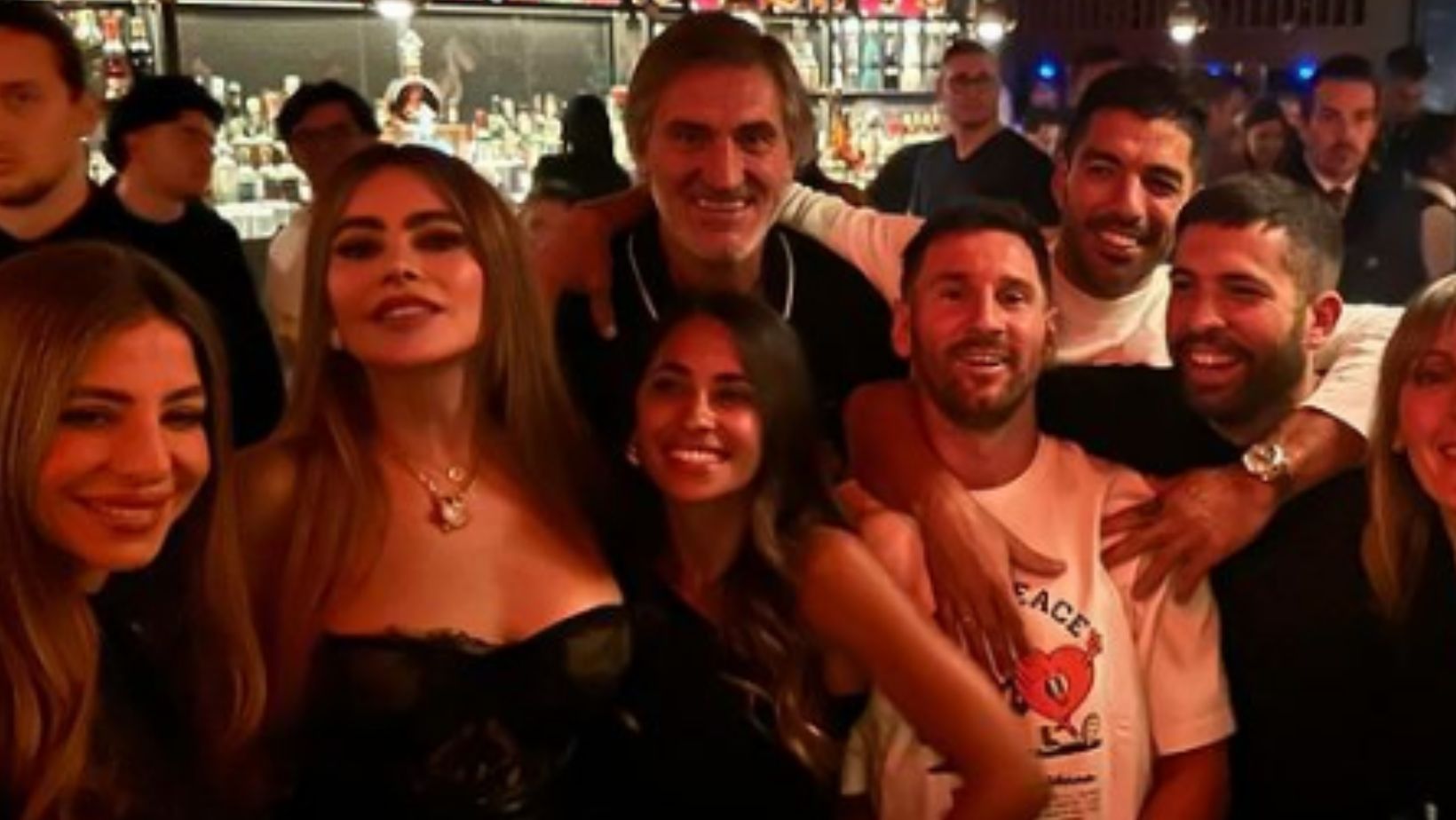 Imagen Principal de Nota: Sofía Vergara sorprende tras compartir foto junto a Leo  Messi y otras estrellas en Miami