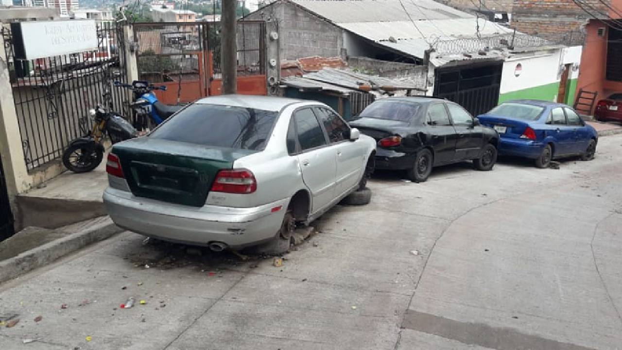 Imagen Principal de Nota: Dan 24 horas a dueños de vehículos chatarra para retirarlos de vías públicas de Tegucigalpa