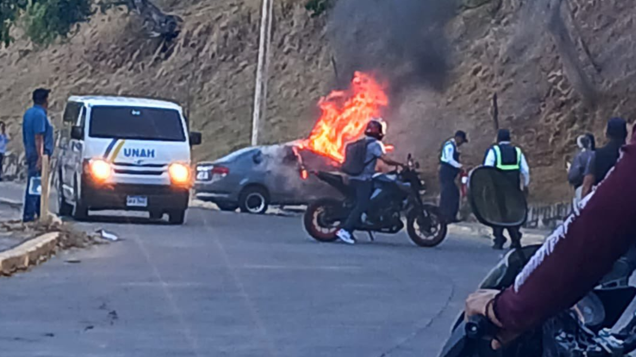 Imagen Principal de Nota: Carro en llamas: ¿Por qué se puede incendiar  un automóvil?