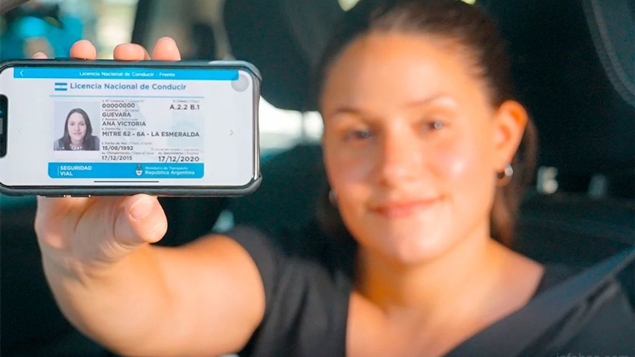 Imagen Principal de Nota: Solo hay licencias digitales en Honduras: así se puede imprimir la licencia de conducir desde el celular