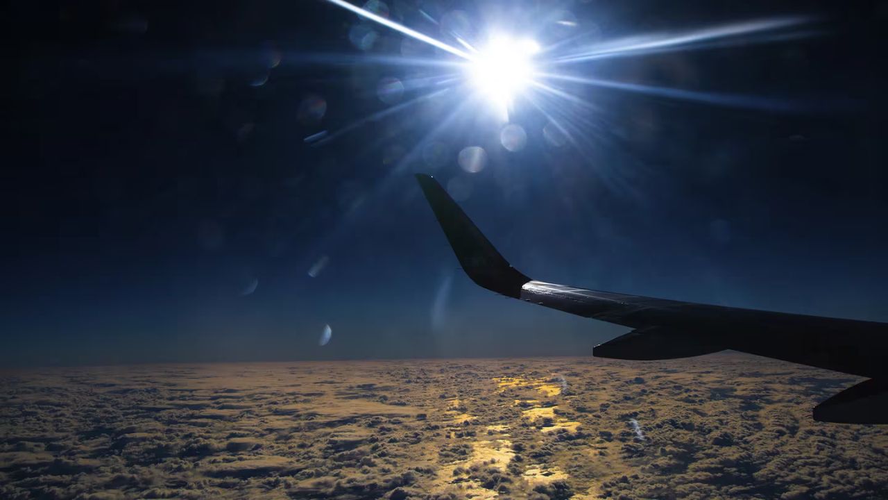 Imagen Principal de Nota: ¿Quieres ver el eclipse solar desde las alturas? descubre cómo con este vuelo especial