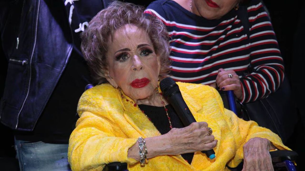 Imagen Principal de Nota: Silvia Pinal, emocionada y ‘aplastada’ por la prensa mexicana en su homenaje por 75 años de carrera