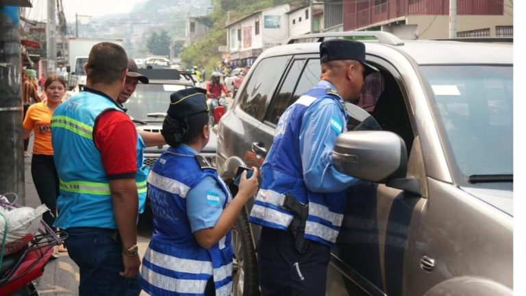 Imagen Principal de Nota: ¿Qué es un ticket?  El nuevo método de la DNVT para multar conductores mal estacionados