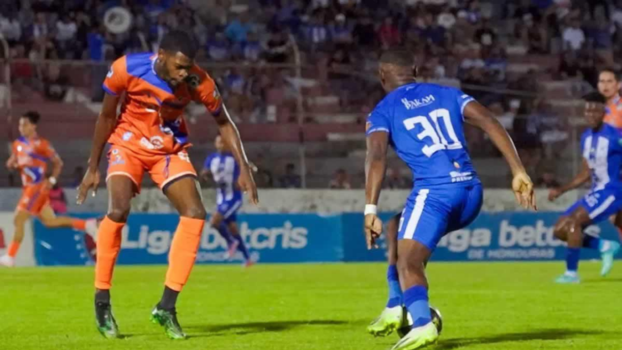 Jugadores en cancha de futbol
