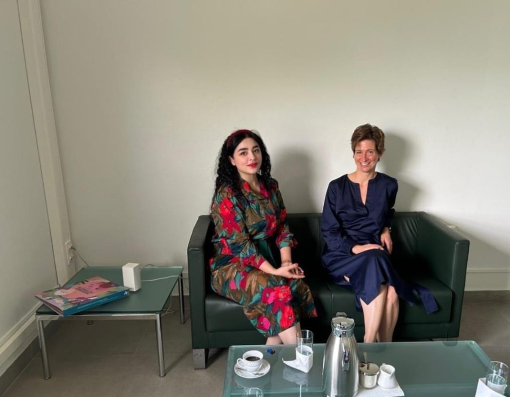 Heidy Mondragón junto a la embajadora Daniela Vogl