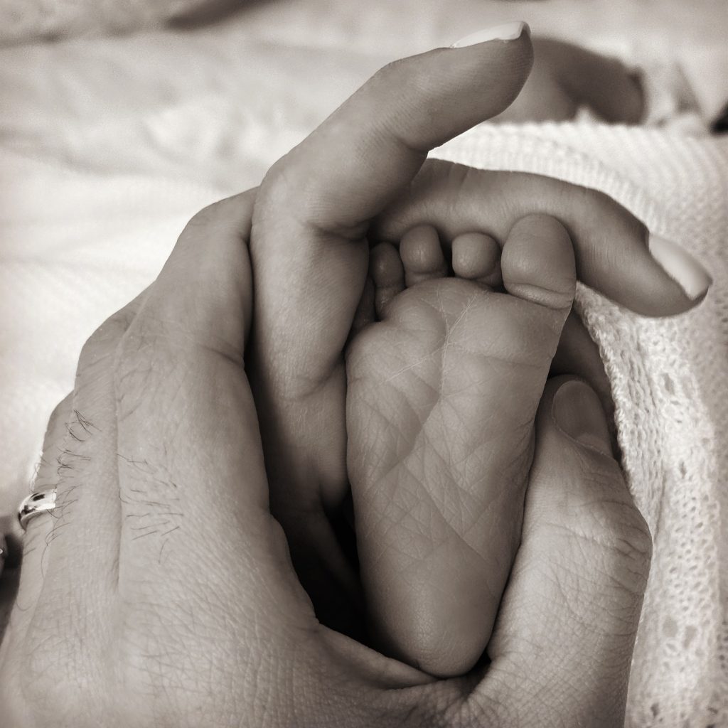 Maity Interiano presume feliz maternidad junto a su hija Nour