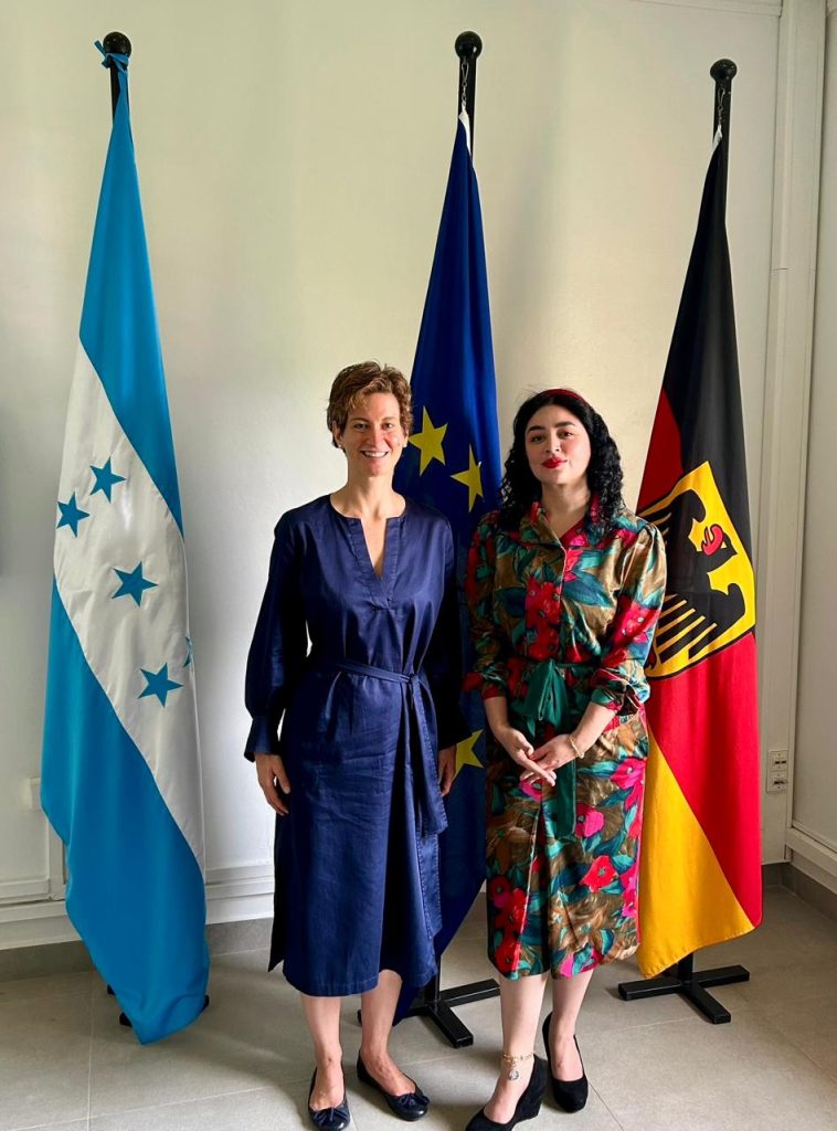 Embajadora Daniela Vogl junto a la periodista Heidy Mondragón
