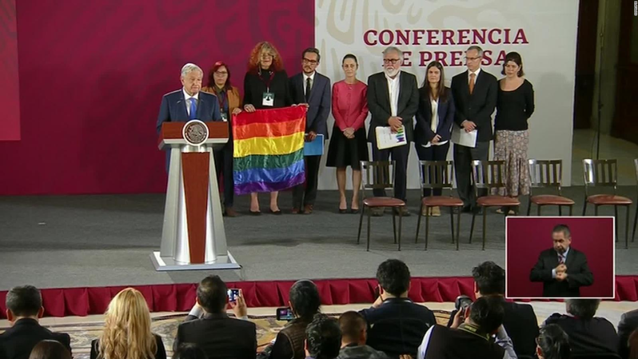 personas con la bandera de la comunidad LGBTQ+