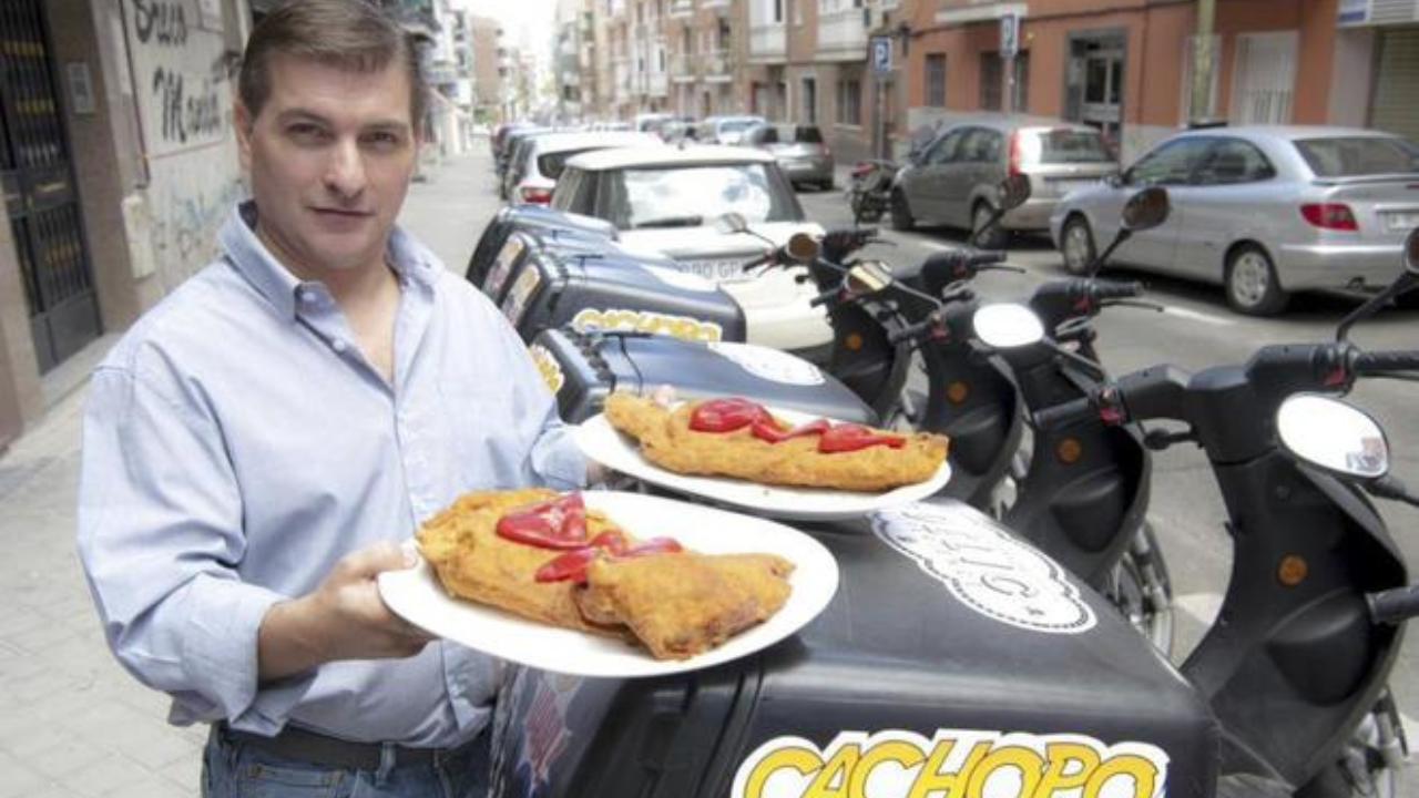 un hombre mostrando comida.