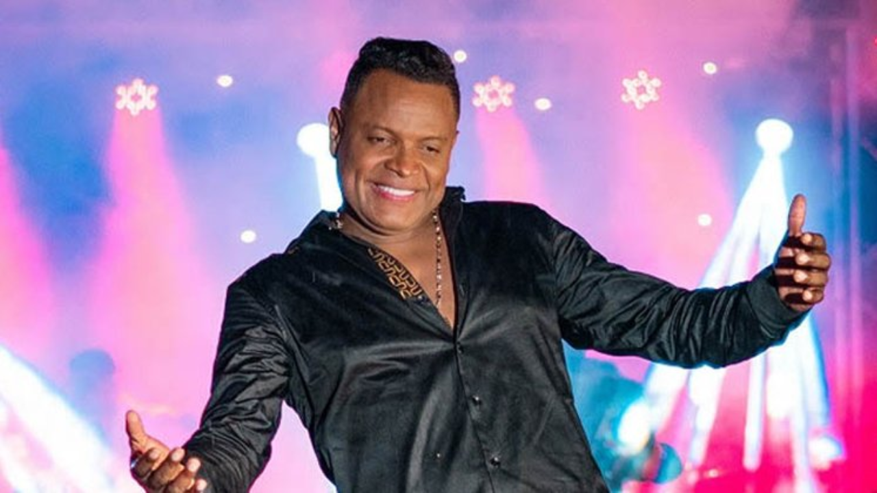 Omar Geles en escenario cantando