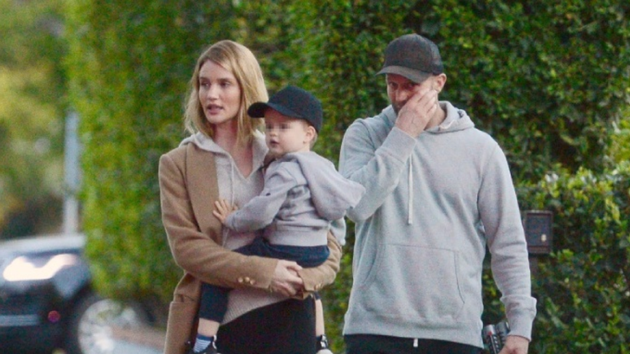 Jason statham en un parque son su familia.