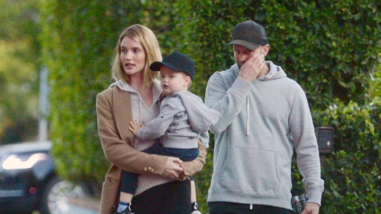 Jason con su hijo y esposa
