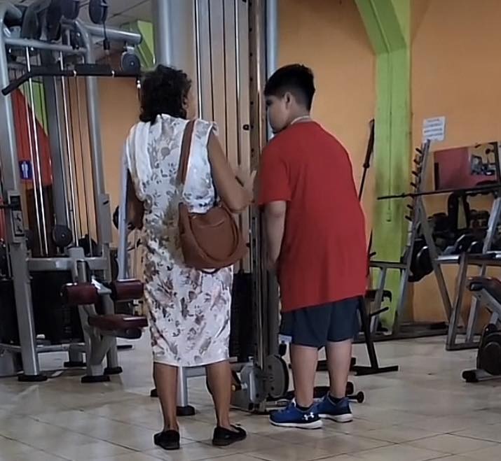 Abuelita enternece las redes al acompañar a su nieto al gimnasio