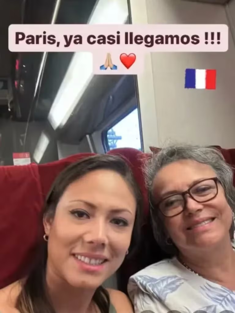 Silvana Rojas, junto con a su madre
