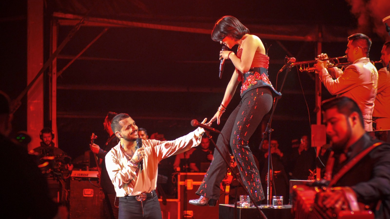 Nodal junto a angela en concierto